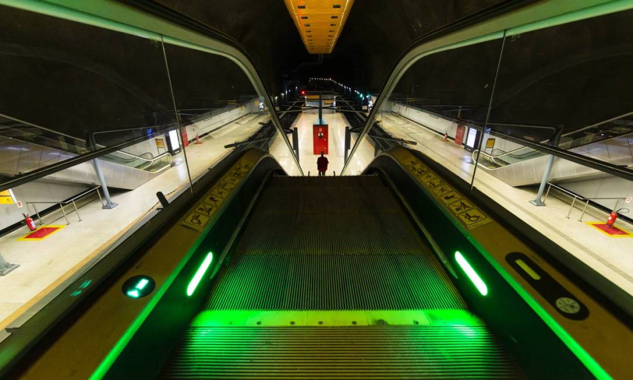 A estação General Osório do Metro, no Rio, é vista vazia durante os primeiros dias do isolamento social por causa da pandemia de Covid-19 Foto: Leo Martins / Agência O Globo - 24/03/2020