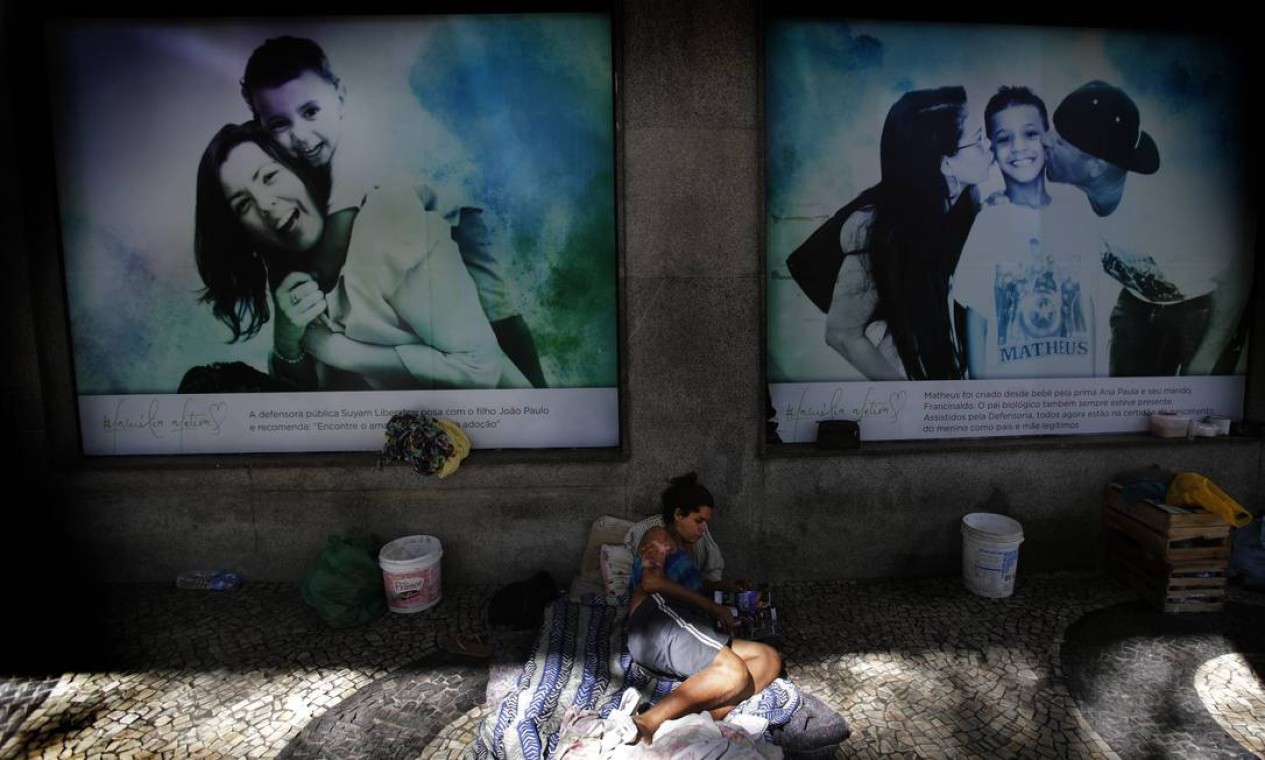 “Cama” na calçada. Moradora em situação de rua no Centro, onde, de acordo com
o prefeito Marcelo Crivella, a
quantidade de sem-teto
aumentou muito. Às pressas e alegando que a quantidade de pessoas vivendo nas ruas ajudou a disseminar a Covid-19, Crivella anunciou, a menos de um mês das eleições, um censo da população que tem nas calçadas do Rio sua moradia Foto: Antonio Scorza / Agência O Globo - 26/10/2020