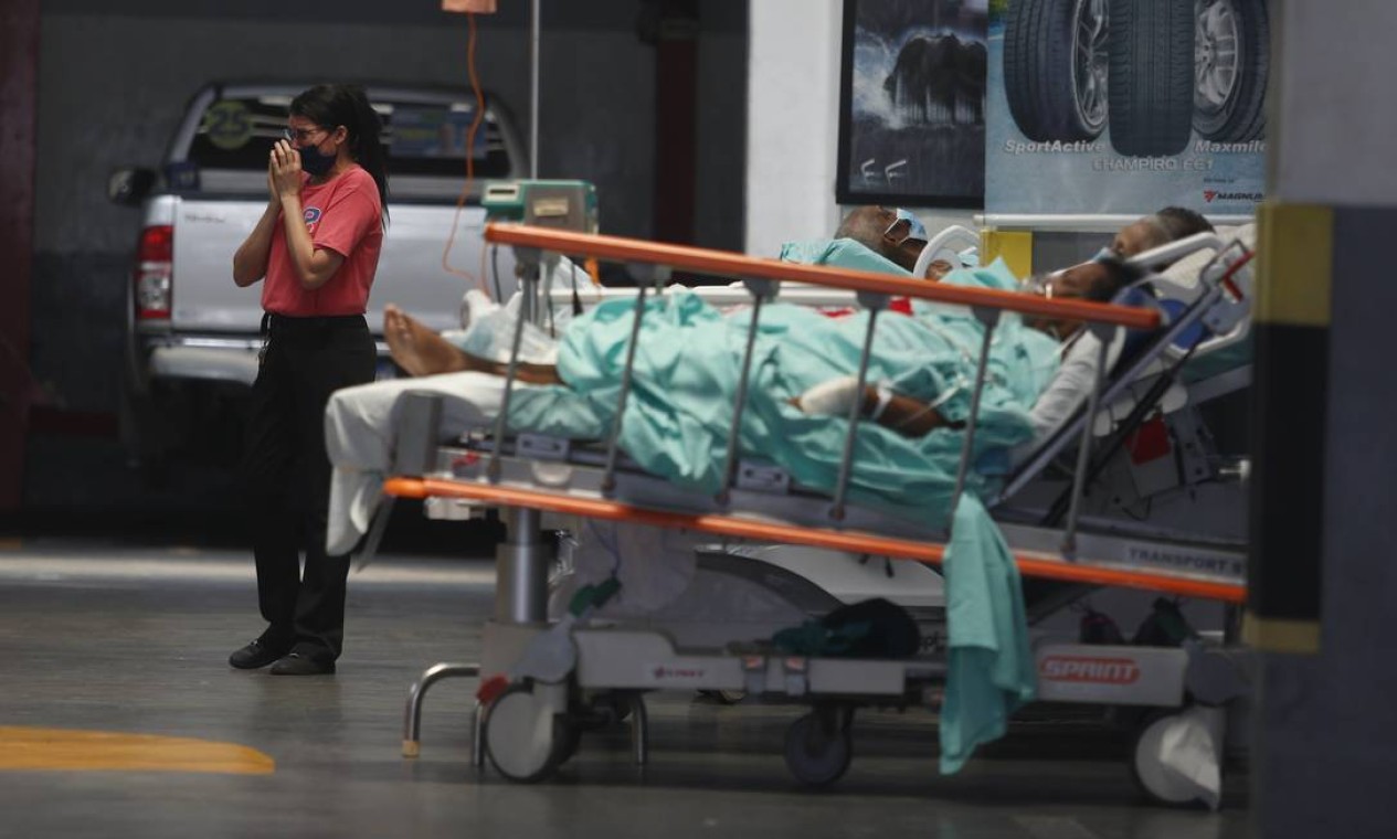 Desespero. Funcionária de autopeças chora durante resgate de pessoas do Hospital Federal de Bonsucesso, atingido por um incêndio: loja retirou carros para receber macas com pacientes do hospital, alguns em estado grave Foto: Fabiano Rocha / Agência O Globo - 27/10/2020