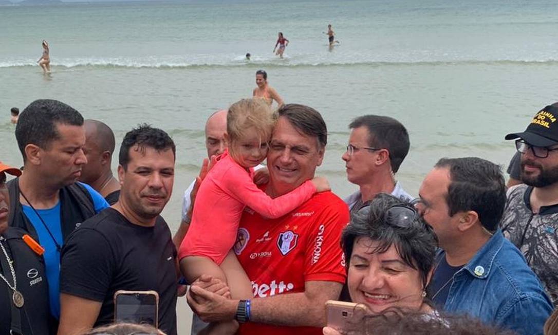 Presidente Jair Bolsonaro em praia, no litoral catarinense Foto: Julia Lindner/Arquivo Agência O GLOBO