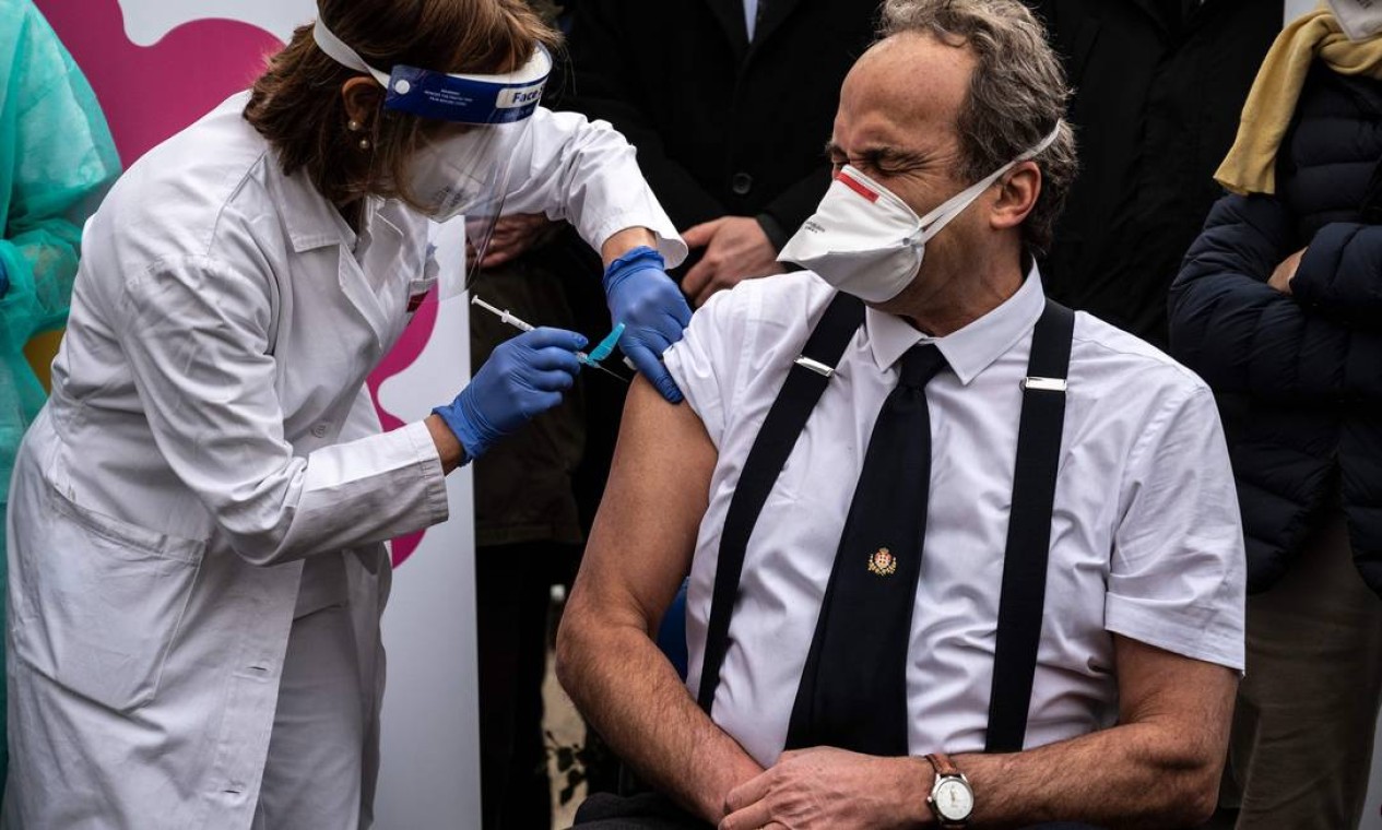 O especialista e diretor do Departamento de Infectologia do hospital Amedeo di Savoia, Giovanni Di Perri, é vacinado em Turin, noroeste da Itália Foto: MARCO BERTORELLO / AFP