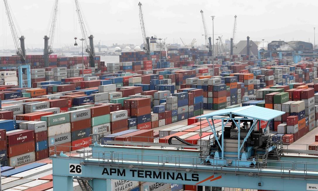 Guindastes e contêineres nos terminais APM no porto em Apapa, no estado de Lagos, na Nigéria, em 2019 Foto: Temilade Adelaja / Reuters