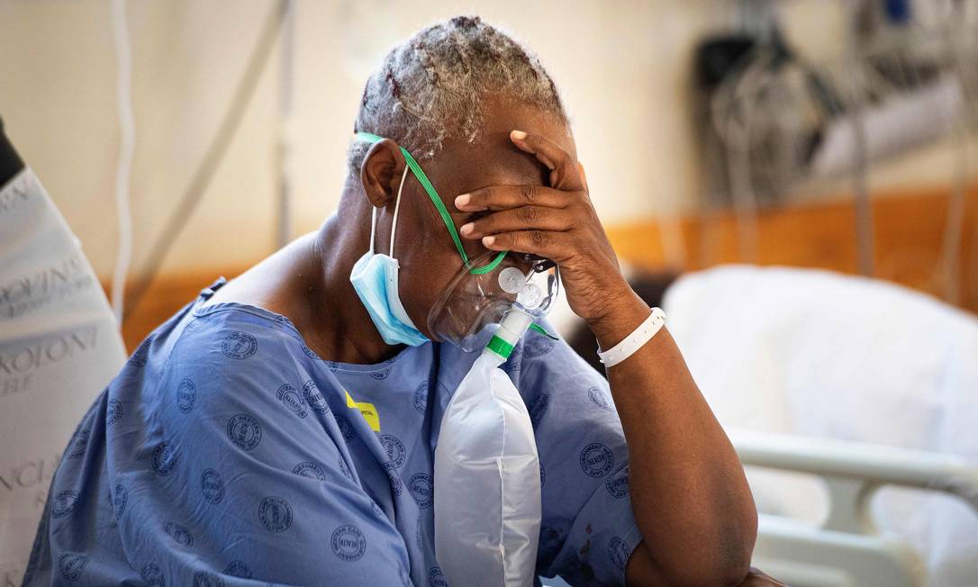 Paciente com Covid-19 respira oxigênio na enfermaria do Hospital Khayelitsha, a cerca de 35 km do centro da Cidade do Cabo, na África do Sul Foto: RODGER BOSCH / AFP/29-12-2020