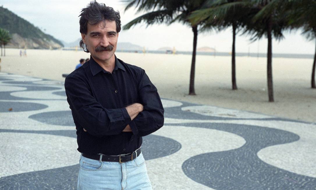 Belchior posa em foto de 1991, no calçadão de Copacabana; em 2007, artista fez seu último show, em em Colatina (ES), antes de sair de cena Foto: Paulo Rubens Fonseca / Agência O Globo