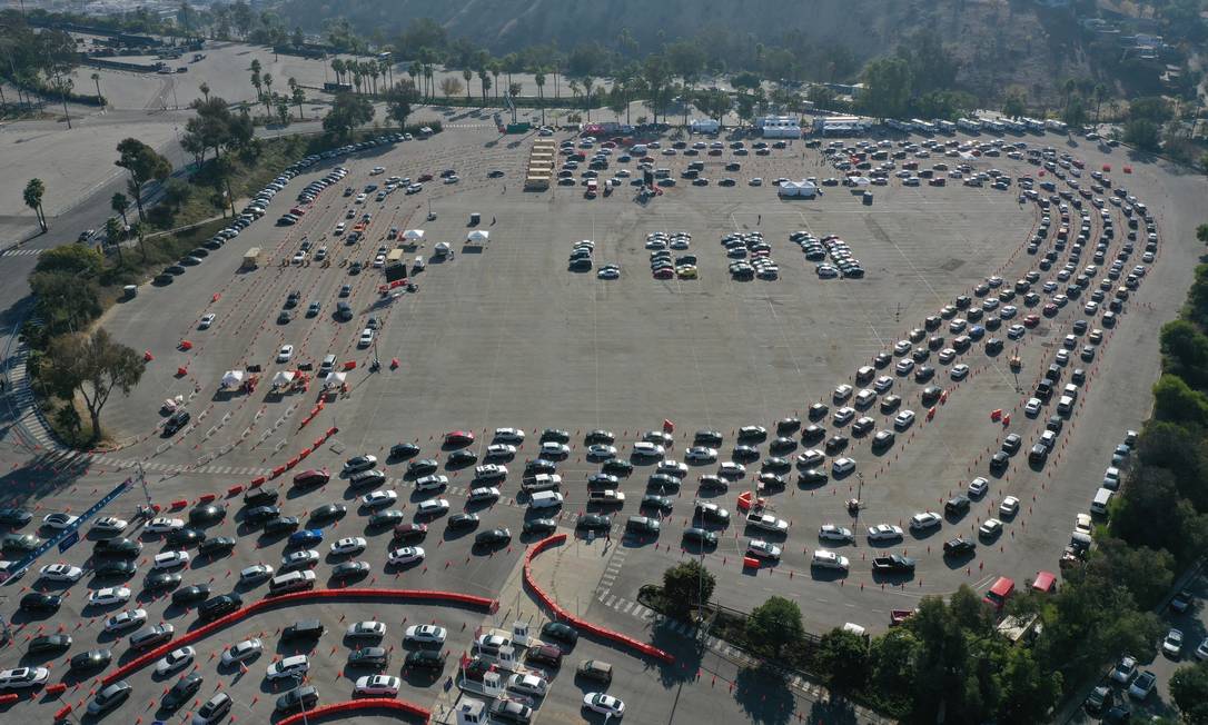 Fila de carros em estacionamento de Los Angeles para testagem de Covid-19 Foto: LUCY NICHOLSON / REUTERS