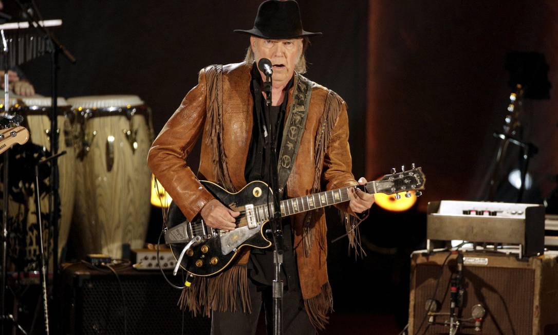 O cantor e compositor Neil Young, em apresentação de 2015 Foto: Joshua Roberts / REUTERS