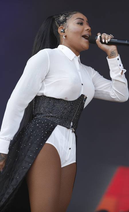 Ludmilla no Rock in Rio, em 2019: body branco de manga longa e saia ousada. Transparência chamou atenção Foto: Brenno Carvalho/Agência O Globo