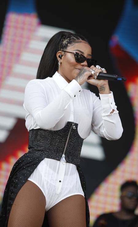 Visual de Ludmilla chamou a atenção: o body branco, que lembra uma camisa social, contrasta com a ousadia da saia, que deixou as pernas à mostra. Óculos no estilo gatinho arremataram. Foto: Brenno Carvalho/Agência O Globo