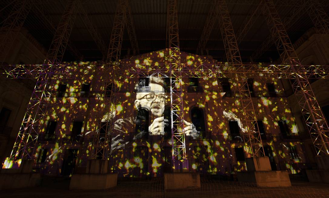 Projetada na fachada do Museu Nacional, performance de Tom Zé será transmitida pelo YouTube do Multiplicidade Foto: Leo Aversa / Divulgação