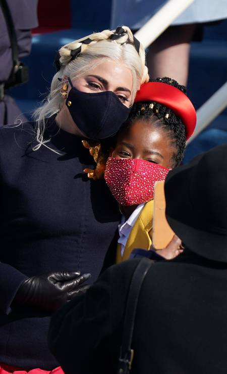 A cantora Lady Gaga posa com Amanda Gorman durante a posse de Joe Biden. Gorman se tornou a mais jovem escritora a recitar um poema durante cerimônia de posse de um presidente dos Estados Unidos Foto: KEVIN LAMARQUE / REUTERS