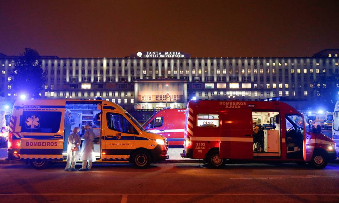 Ambulâncias aguardam em fila pela liberação de leitos em hospital de Lisboa Foto: PEDRO NUNES / REUTERS