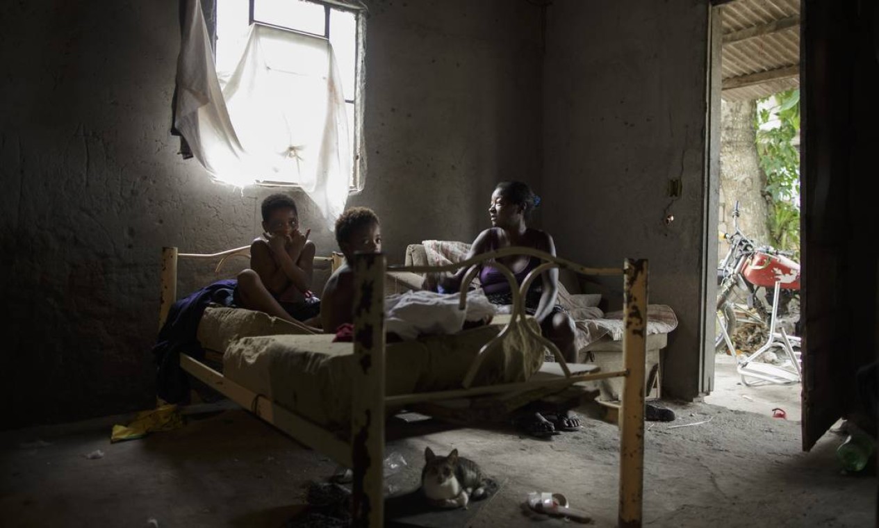 Simone Souza Bernardes, 49 anos. Ela e os filhos, Aline, 6 anos, Marcos e Naiara, de 15, vivem na zona rural de Nova Iguaçu, Baixada Fluminense Foto: Márcia Foletto / Agência O Globo