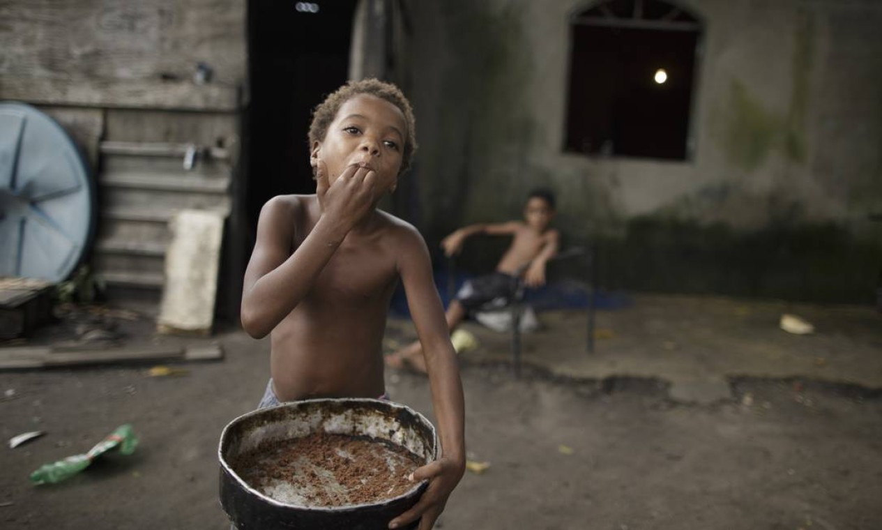 A pequena Aline come as migalhas de um bolo Foto: Márcia Foletto / Agência O Globo