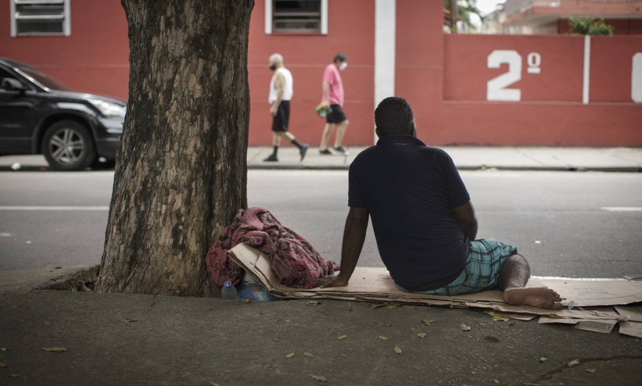 Júlio, que preferiu não mostrar o rosto, era lanterneiro e perdeu o emprego na pandemia. Com problemas na família, foi morar recentemente na rua, dormindo na Praça Jardim do Méier, Zona Norte do Rio Foto: Márcia Foletto / Agência O Globo