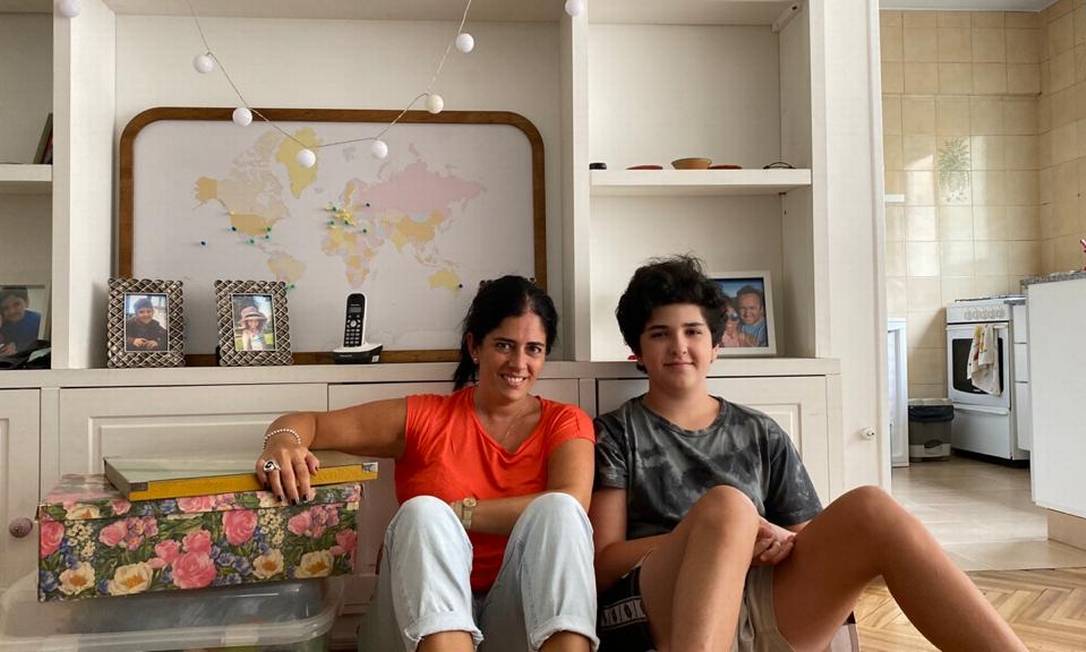 A professora de espanhol Inés Barcia com um dos filhos: família embarca dentro de quatro semanas para morar na Espanha, em busca de uma vida melhor Foto: Arquivo pessoal