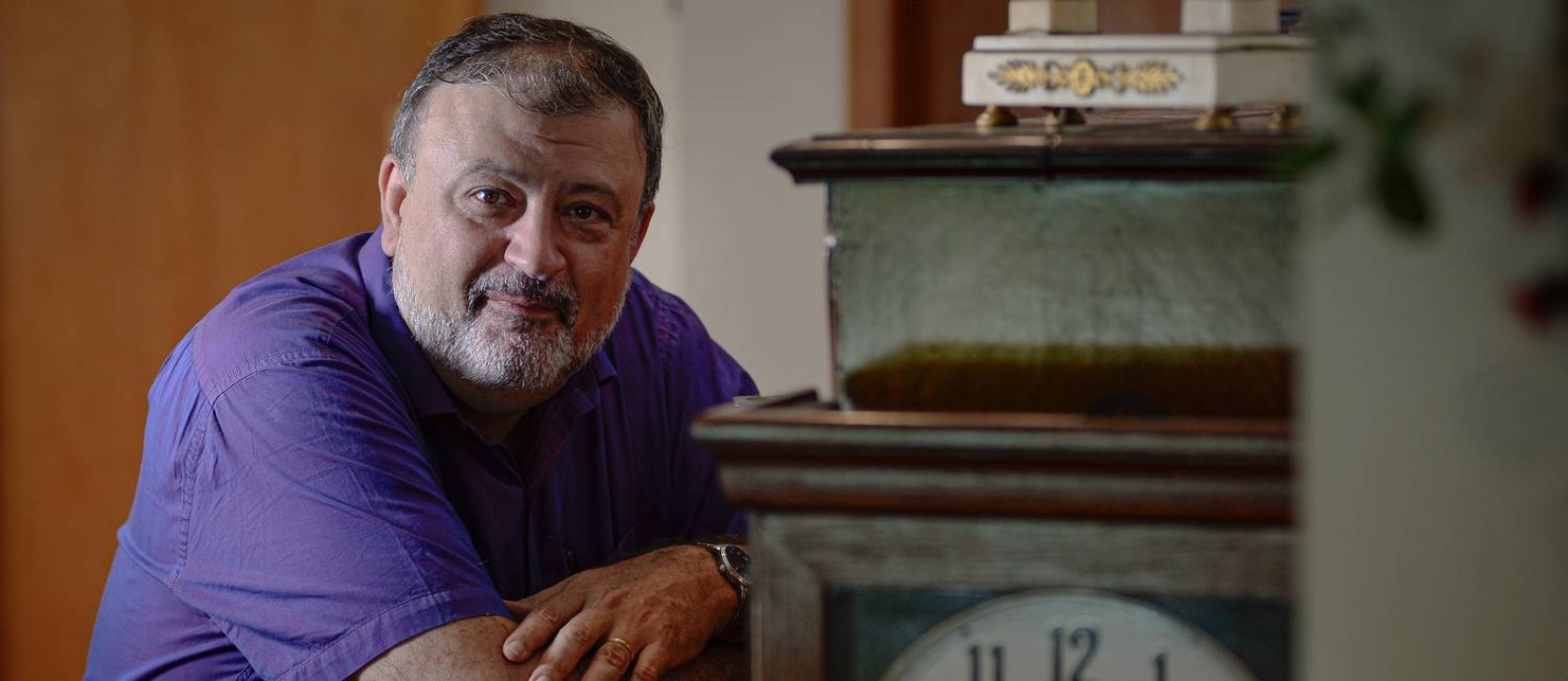 O psicanalista Christian Dunker em sua casa, em São Paulo: "É injusto não distribuir o capital cultural. Vamos falar só dentro do nosso condomínio?" Foto: Marco Ankosqui / Agência O Globo