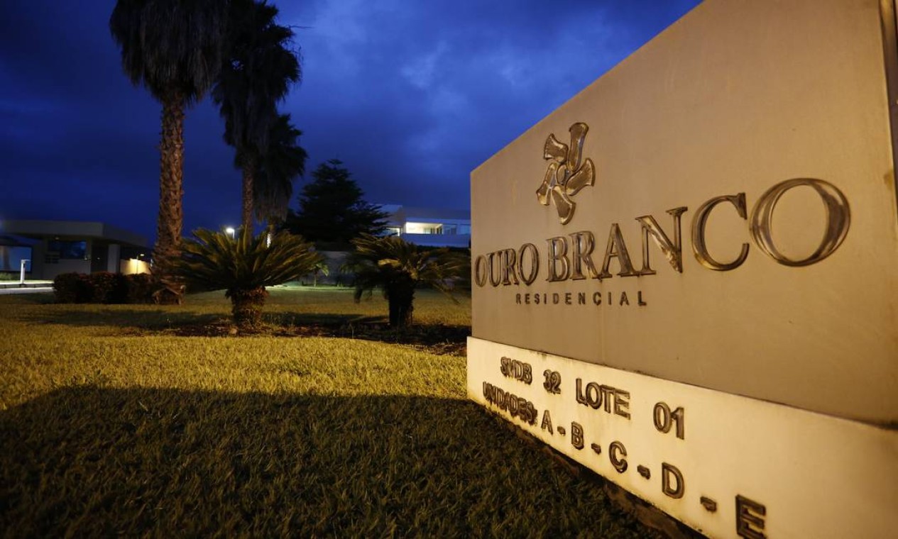 Fachada do condomínio onde fica a mansão comprada pelo senador Flávio Bolsonaro em Brasília. O imóvel fica no Setor de Mansões Dom Bosco, no Lago Sul, bairro nobre da capital, no condomínio Ouro Branco Residencial Foto: Pablo Jacob / Agência O Globo