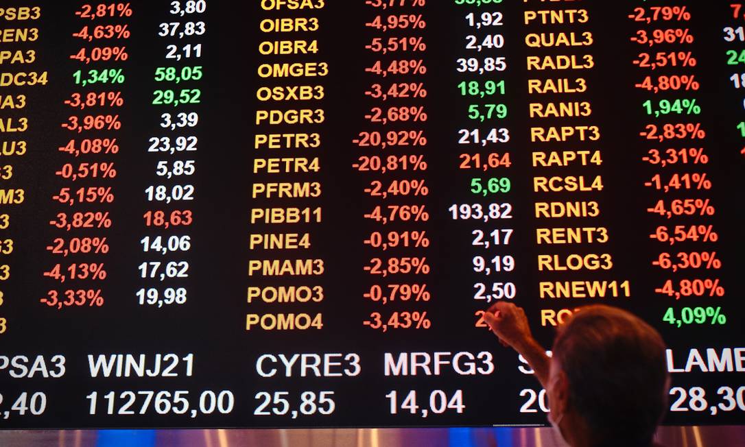 Painel da B3 mostrava a queda das ações da Petrobras , após declaracoes do presidente Bolsonaro sobre a troca de comando na companhia Foto: Marco Ankosqui/22-02-2021