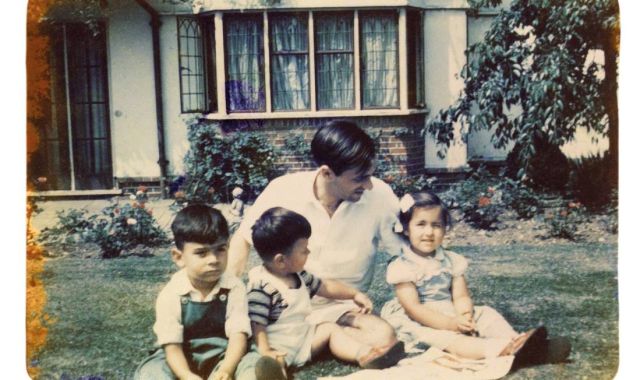 O poeta João Cabral de Melo Neto com os filhos Rodrigo (da esquerda para a direita), Luis e Inez, em Londres, década de 1950 Foto: Acervo Familiar