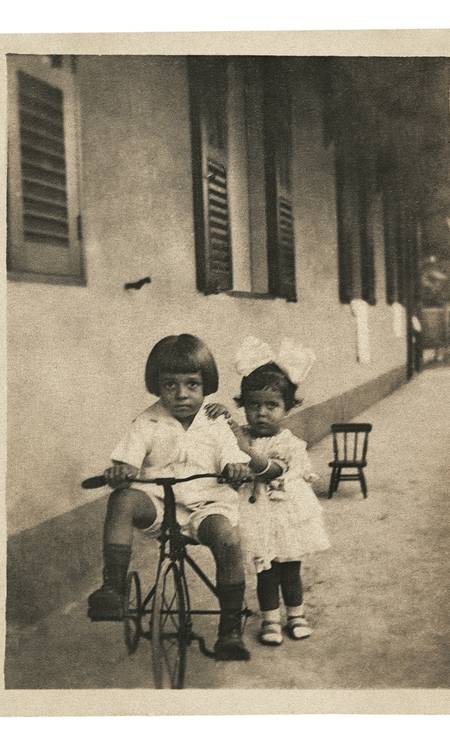 João cabral de melo neto com a irmã Leda em Recife, 1926 Foto: Acervo Familiar