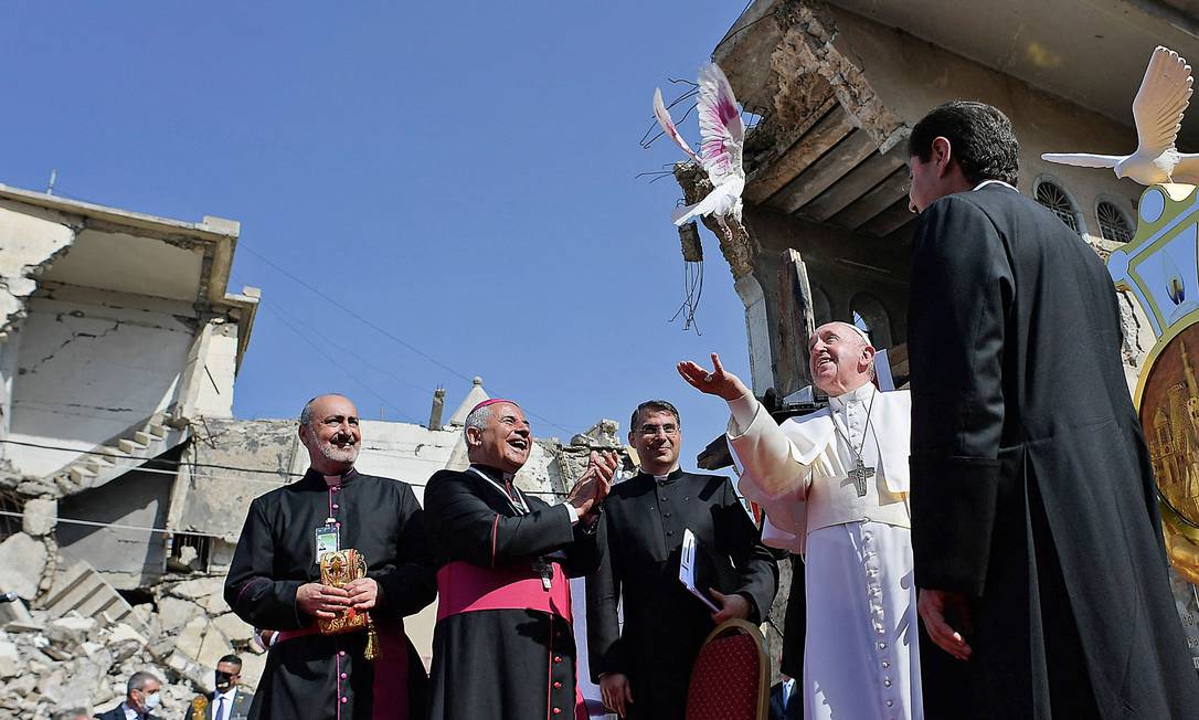 Papa Francisco solta uma pomba branca em uma praça perto das ruínas da Igreja Católica Siríaca da Imaculada Conceição, em Mossul, no Iraque Foto: IMPRENSA DO VATICANO / AFP