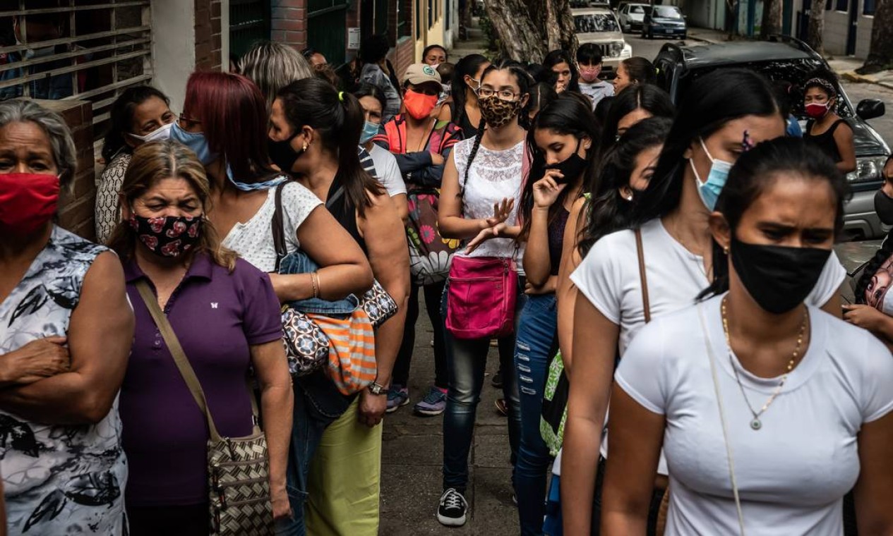 Mulheres fazem fila do lado de fora da clínica Plafam, uma organização sem fins lucrativos, em Caracas (04.12.2020). Contraceptivos não são acessíveis para a maioria das venezuelanas, o que as leva a gravidezes indesejadas em um momento em que mal conseguem alimentar os filhos que já têm Foto: MERIDITH KOHUT / NYT