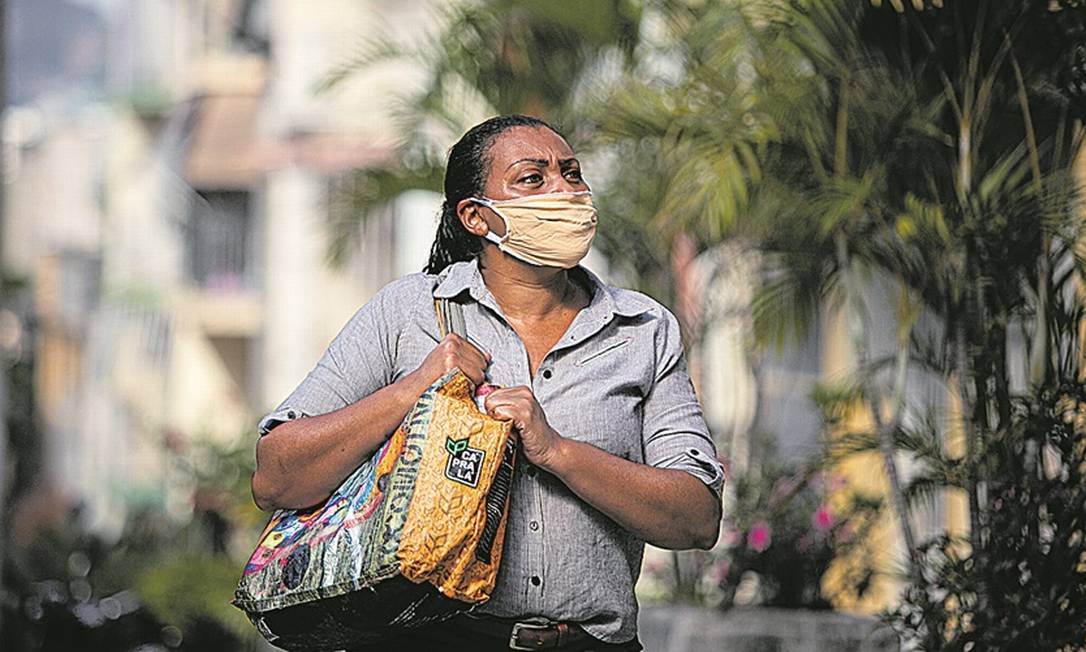 Receio. Cintia Reis já está há quase um ano sem contribuir para o INSS: “Dá um aperto no peito, sempre tive medo de não conseguir me aposentar” Foto: Hermes de Paula