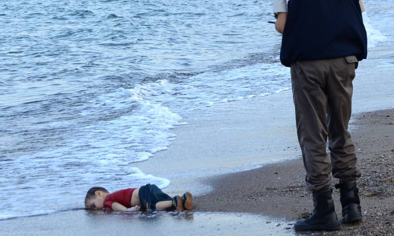 O menino sírio. A foto do corpo de Aylan Shenu, na costa de Bodrum, no sul da Turquia, tornou-se uma das imagens mais chocantes da década passada. Ele era passageiro de um barco que transportava refugiados e afundou ao chegar à ilha grega de Kos Foto: NILUFER DEMIR / AFP - 02/09/2015