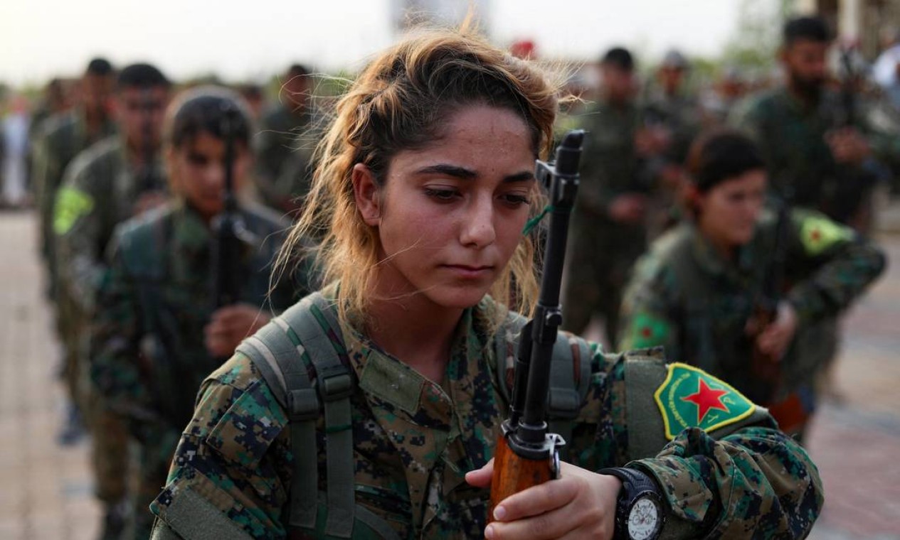 Guerrilheiras e guerrilheiros das Forças Democráticas da Síria (SDF) comparecem ao funeral de quatro companheiros lutadores na cidade de Qamishli, no nordeste do país Foto: DELIL SOULEIMAN / AFP - 15/09/2018