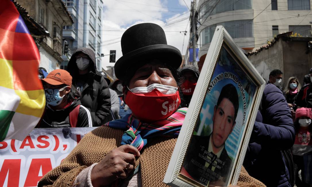 Manifestantes protestam em frente à sede da FELCC (Força Especial de Combate ao Crime) para comemorar a prisão da ex-presidente interina Jeanine Áñez em La Paz Foto: DAVID MERCADO / REUTERS