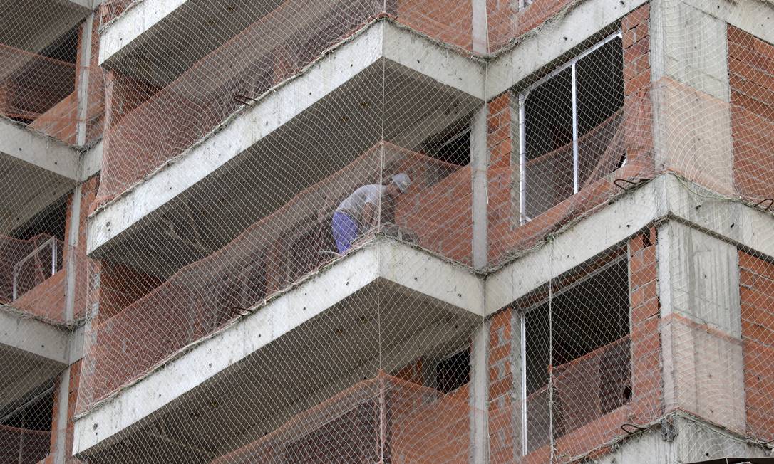 Obra na Rua Machado de Assis, na Zona Sul do Rio: Índice que acompanha fundos imobiliários se aproxima do patamar pré-crise Foto: Domingos Peixoto / Agência O Globo