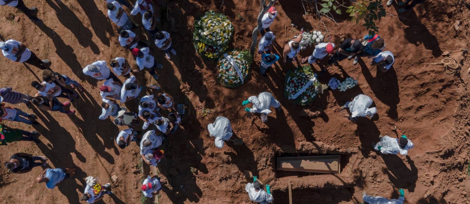 Enterro no cemitério São Luiz, na zona sul de São Paulo. Foto: Caio Guatelli / Agência O Globo