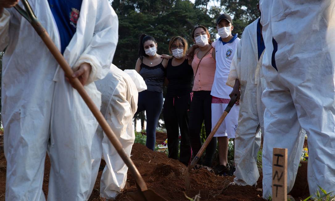 Enterro no cemitério Vila Formosa, na zona leste de São Paulo. Foto: Caio Guatelli / Agência O Globo