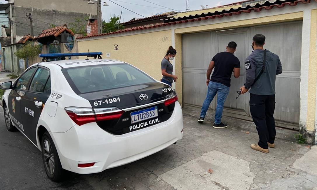 Policiais na casa do Coronel Jairo, pai de Jairinho Foto: Paolla Serra / Agência O Globo