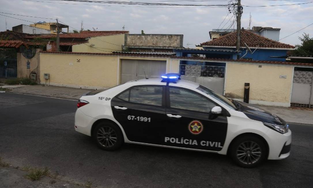 Viatura da Polícia Civil do lado de fora da casa de Monique Medeiros, em Bangu Foto: Fabiano Rocha / Agência O Globo