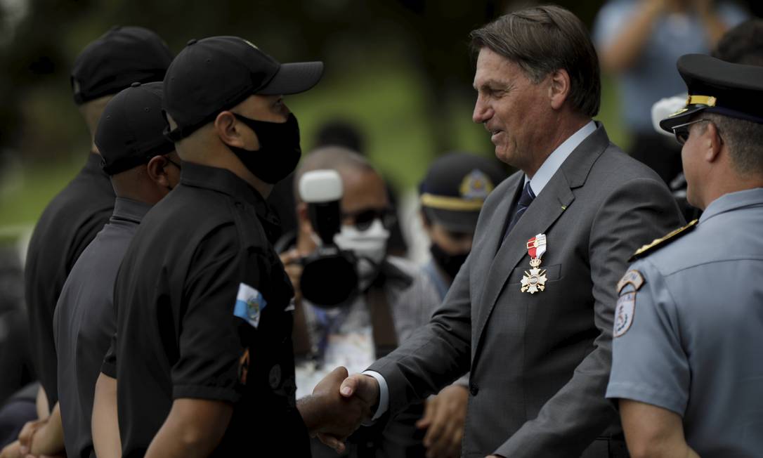 Apoio. Bolsonaro em formatura de PMs no Rio: esforço para satisfazer pedido Foto: Gabriel de Paiva / Agência O Globo