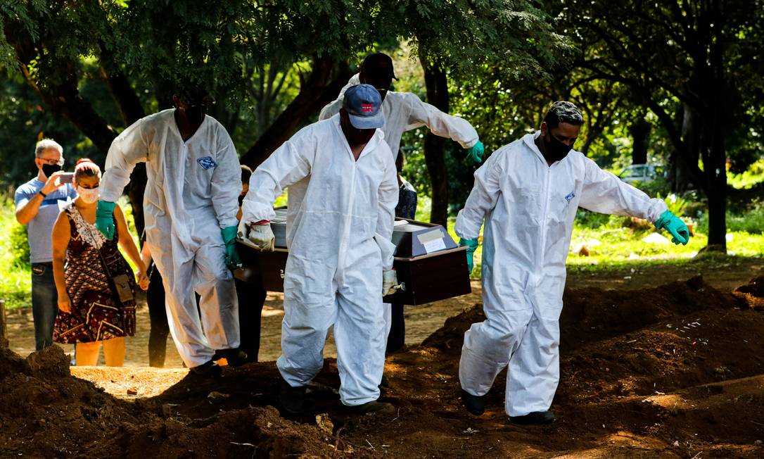 Sepultamentos no cemitério Vila Formosa, o maior da América Latina, em São Paulo Foto: Paulo Guereta/Photo Premium/Agência O Globo / Paulo Guereta/Photo Premium/Agência O Globo