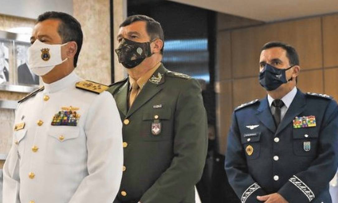  Os novos Comandantes da Marinha (Almir Garnier Santos), do Exército (Paulo Sérgio) e da Aeronáutica (Baptista Júnior), no prédio do MD, em Brasília Foto: Pablo Jacob / Agência O Globo