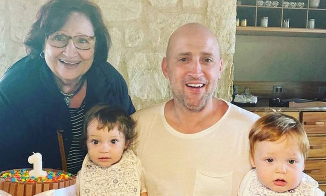 O comediante com a mãe, Déa Lúcia, no aniversário de 1 ano dos filhos Foto: Reprodução