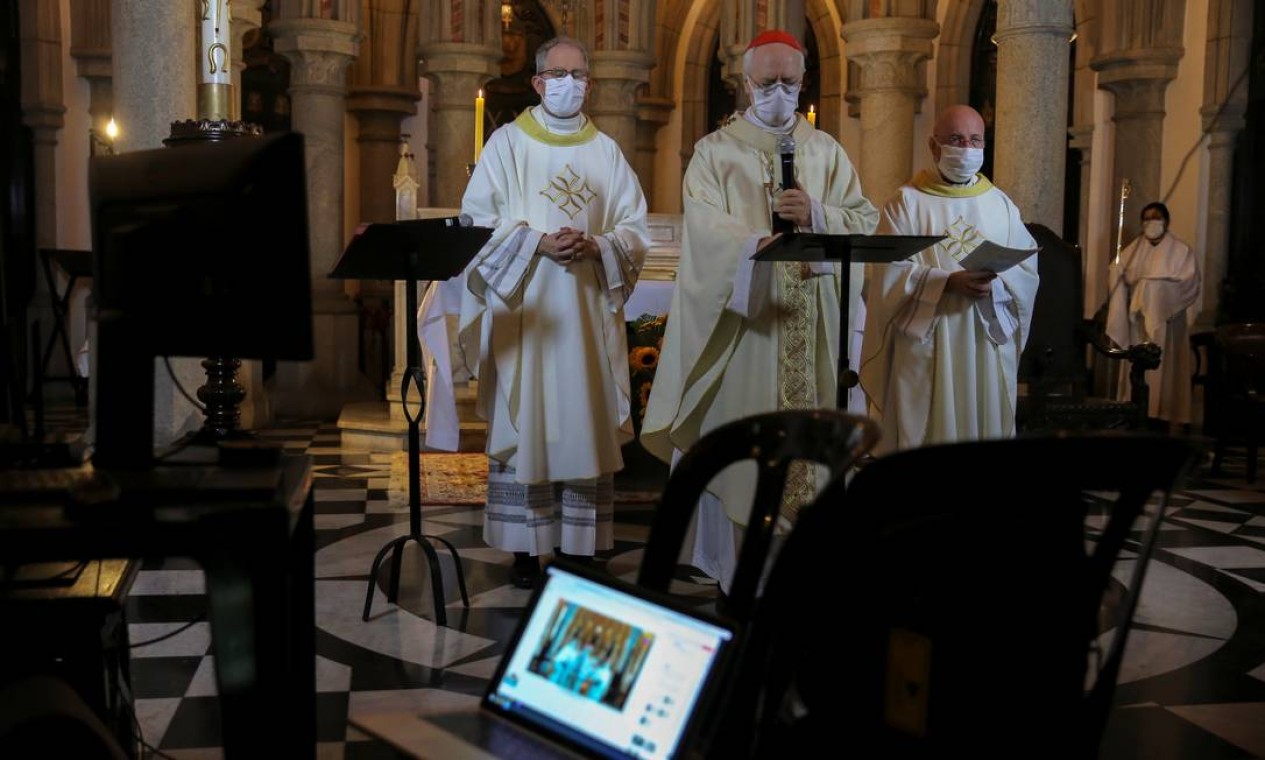 O cardeal Odilo Pedro Scherer conduz missa transmitida ao vivo na Catedral da Sé, em São Paulo vazia, como medida preventiva à Covid-19 Foto: CARLA CARNIEL / REUTERS