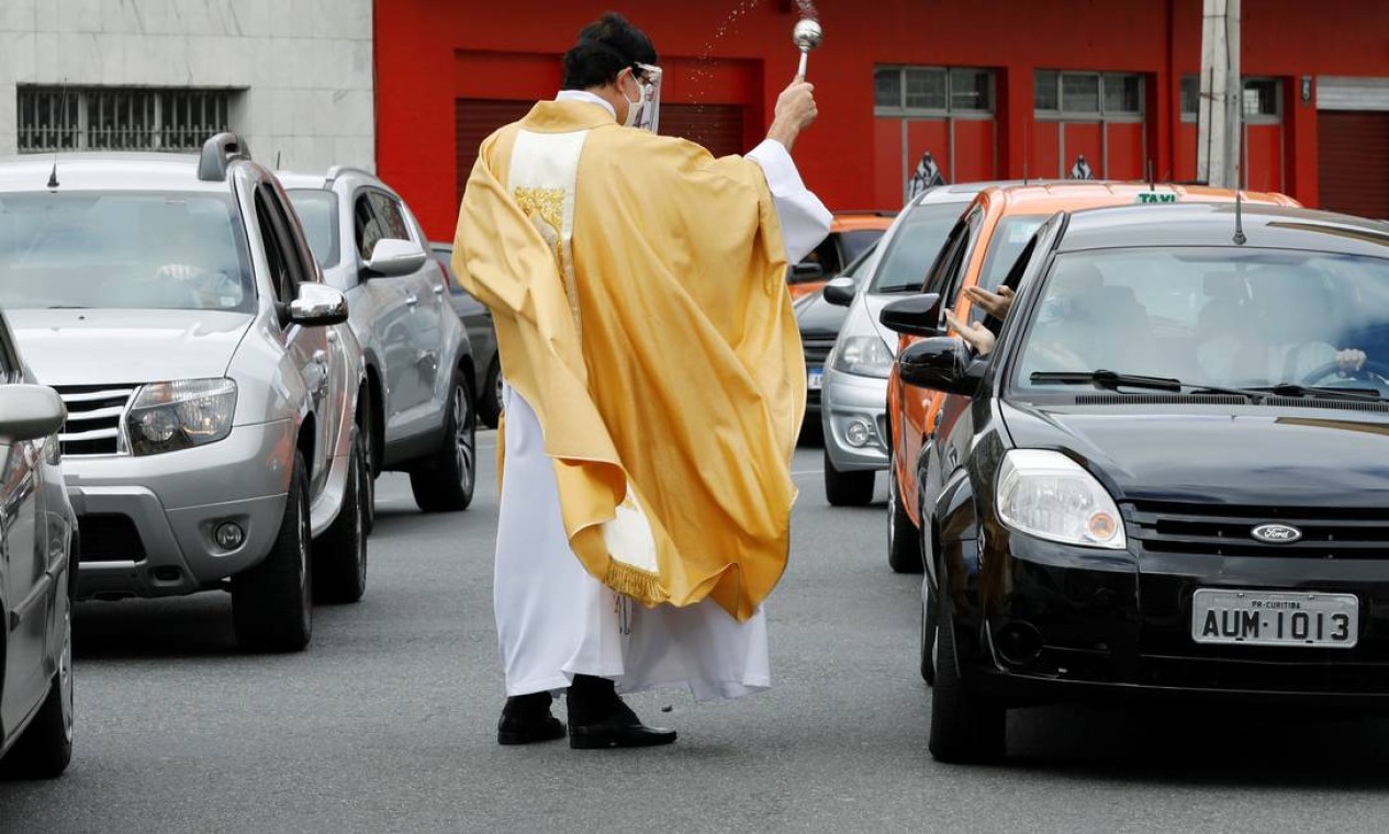 O padre Reginaldo Manzotti realiza missa de domingo de Páscoa drive-thru fora da igreja do Santuário de Nossa Senhora de Guadalupe, em Curitiba Foto: RODOLFO BUHRER / REUTERS