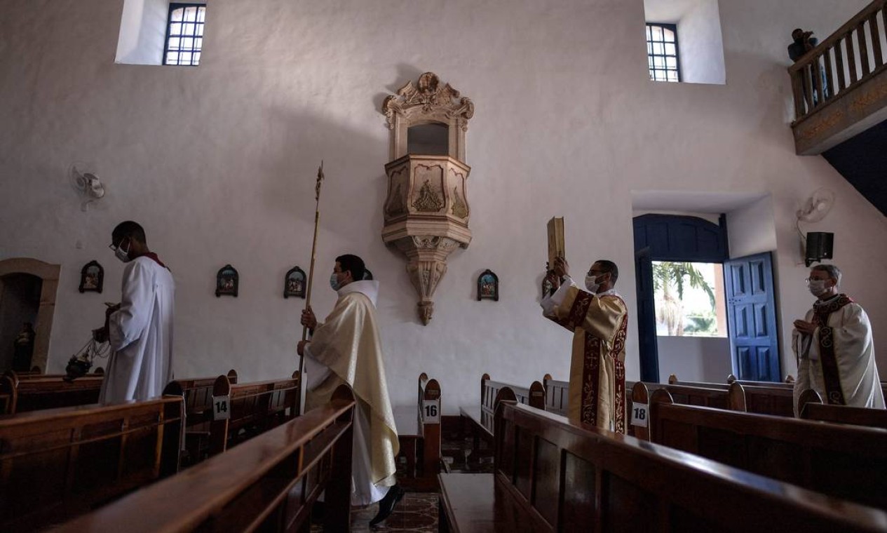 A missa de Páscoa na igreja de Santo Antônio, em Mateus Leme, estado de Minas Gerais, foi transmitida nas redes sociais e não houve a presença dos fiéis Foto: DOUGLAS MAGNO / AFP