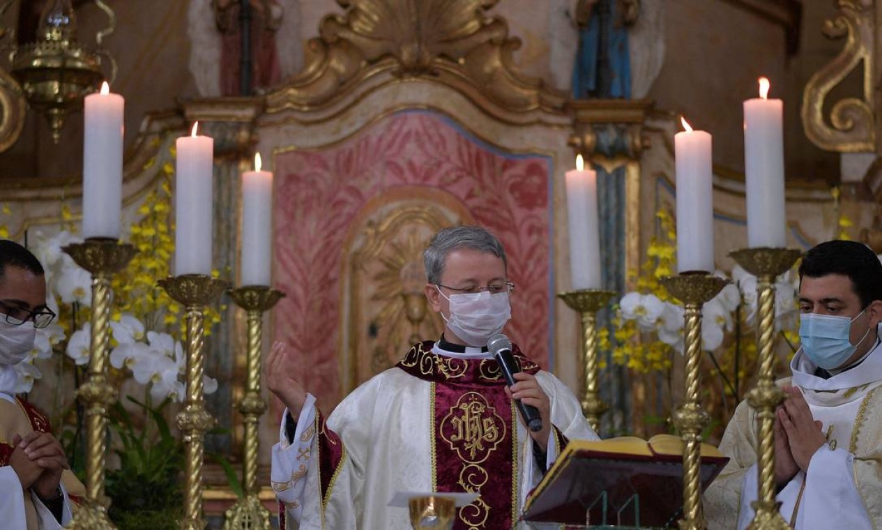 A missa de Páscoa na igreja de Santo Antônio, em Mateus Leme, estado de Minas Gerais, foi transmitida nas redes sociais e não houve a presença dos fiéis Foto: DOUGLAS MAGNO / AFP