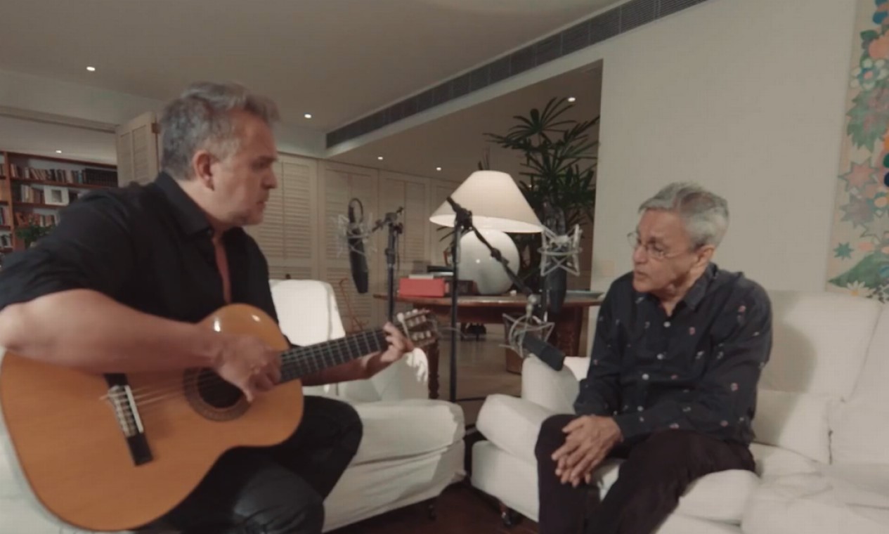 Orlando e Caetano Veloso , com quem compôs 'Divinamente nua, a lua' Foto: Reprodução