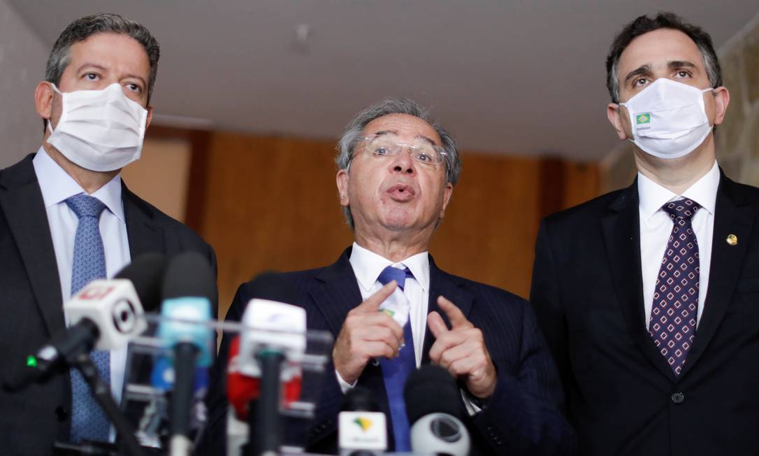 O ministro da Economia, Paulo Guedes, entre os presidentes da Câmara e do Senado, Arthur Lira (PP-AL) e Rodrigo Pachego (DEM-MG). Redução do preço dos combustíveis vira cabo de guerra Foto: Ueslei Marcelino / Reuters