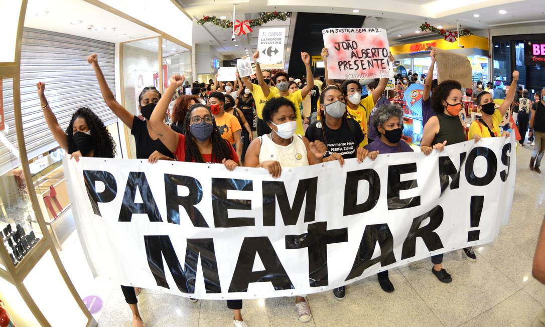 Manifestação por justiça pela morte de João Alberto Silveira Freitas, em novembro de 2020. Manifestantes se reuniram na rede de mercado Carrefour em todo país pedindo por respeito às vidas negras Foto: Jorge Hely / Agência O Globo