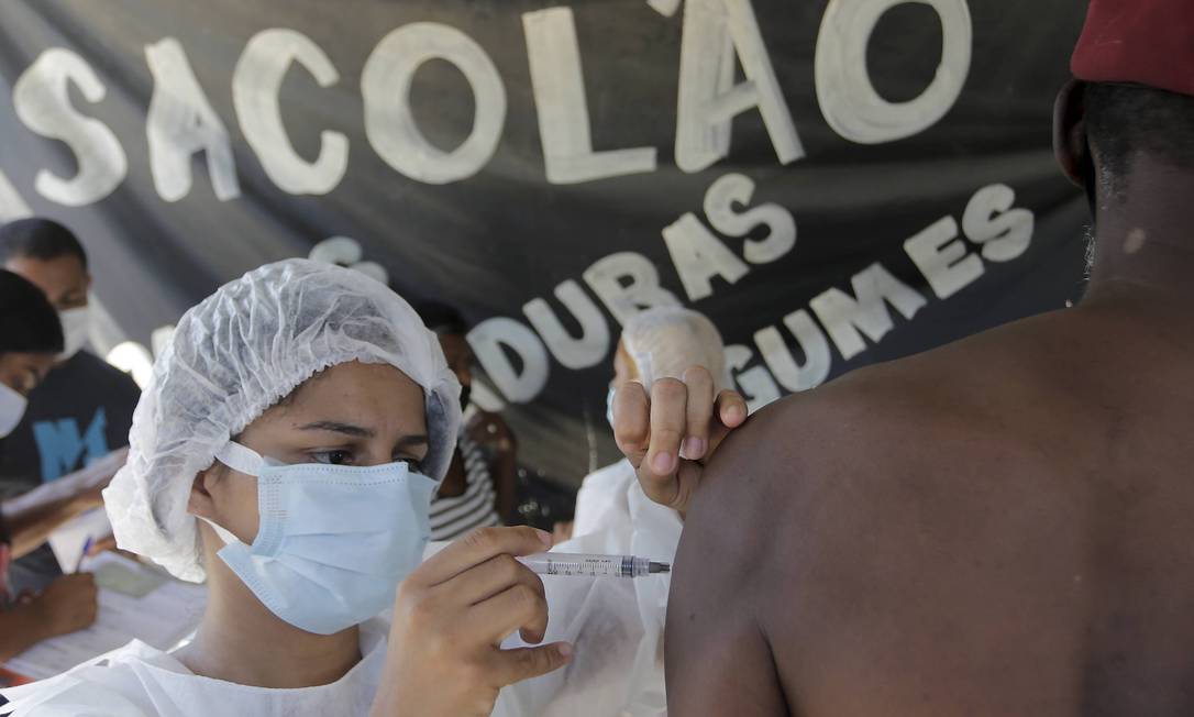 Vacinação de idosos em Saracuruna Foto: Domingos Peixoto/30.03.2021 / Agência O Globo
