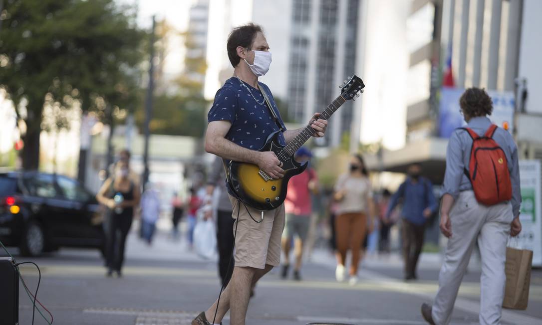 Artista de rua em São Paulo: cultura foi um dos setores mais afetados pela pandemia Foto: Edilson Dantas / Agência O Globo