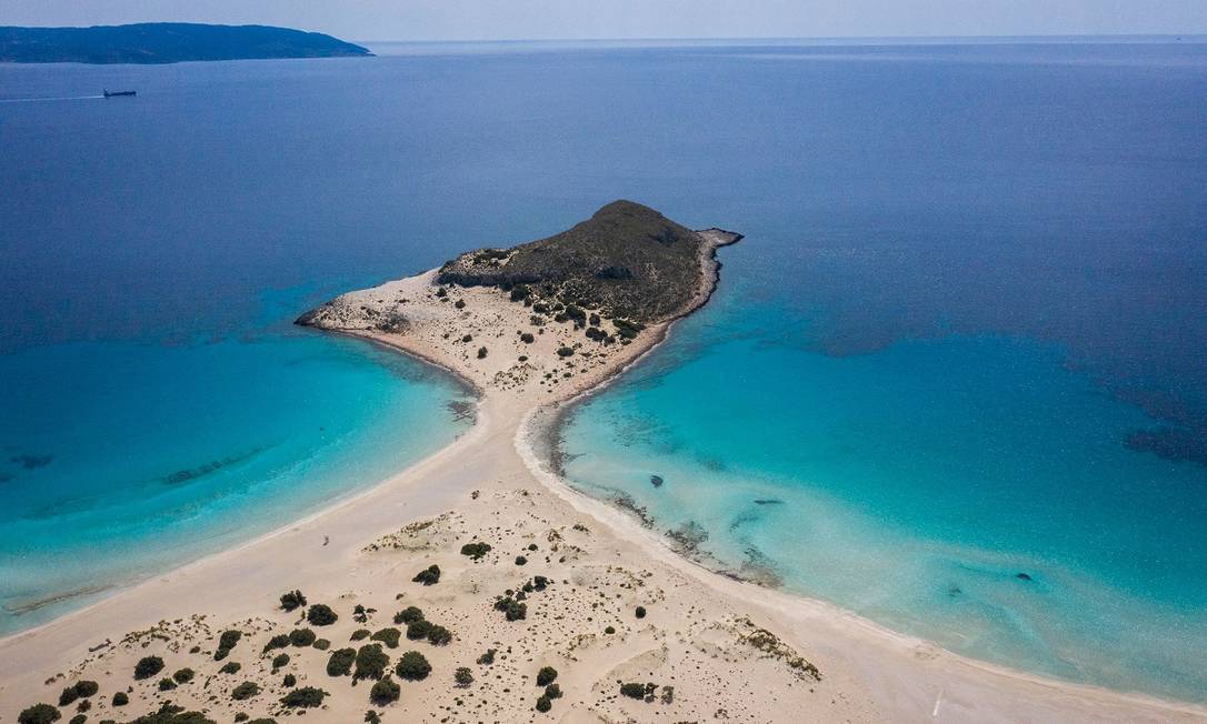 Praia em Elafinissos, uma das ilhas gregas Foto: ARIS MESSINIS / AFP