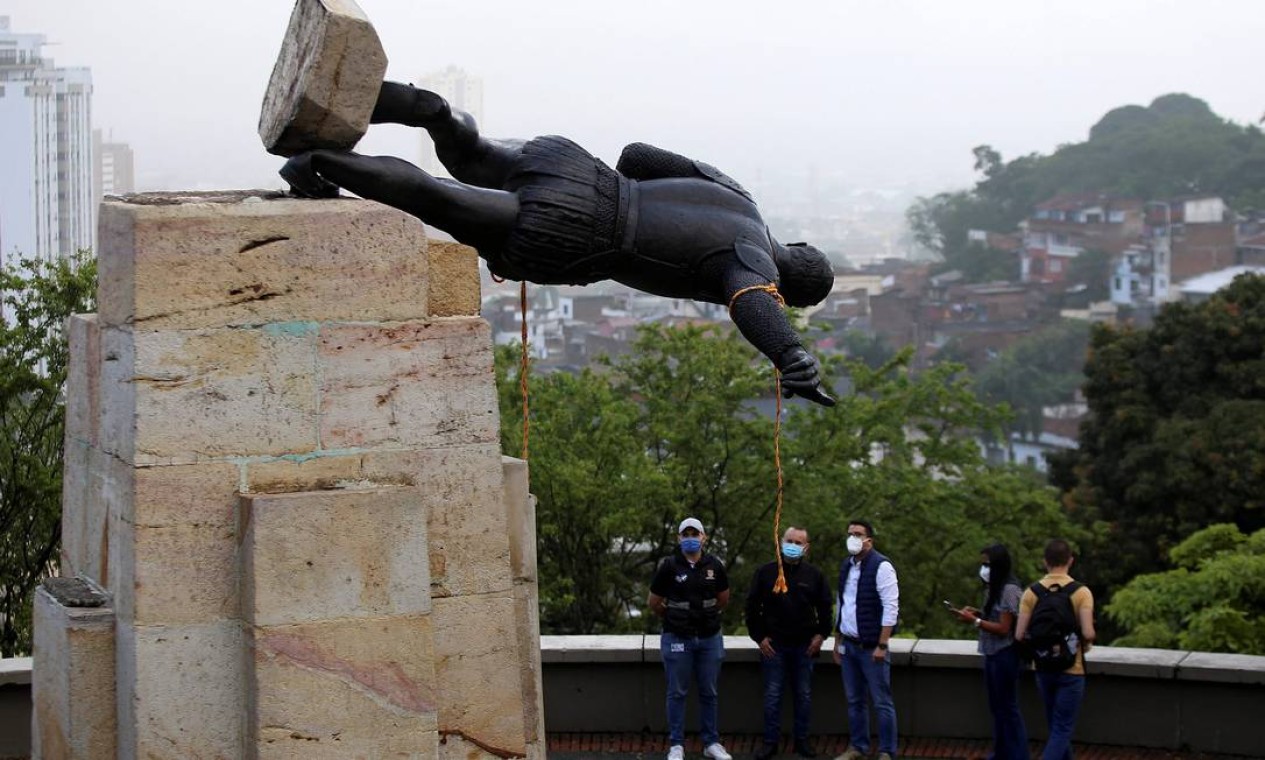 A estátua de Sebastian de Belalcazar, um invasor espanhol do século 16, é derrubadapor indígenas em Cali Foto: Paola Mafla / AFP